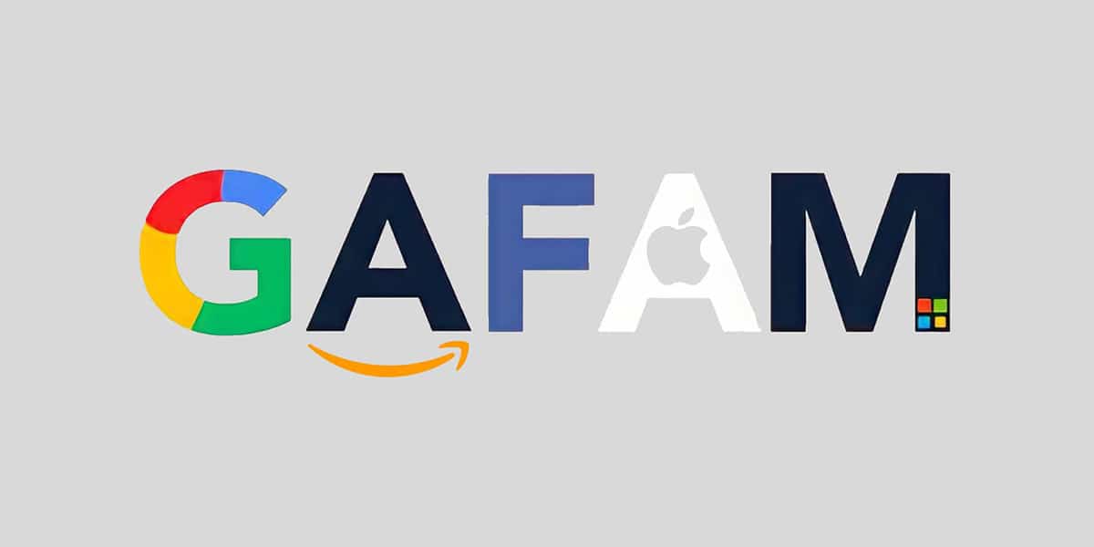 Logos des géants du cloud illustrant l'hyper-centralisation du cloud